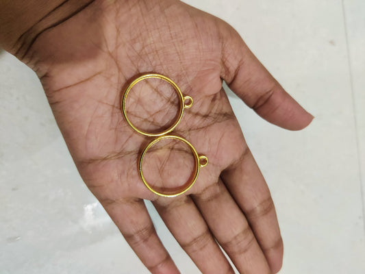 Round shape gold colour bezels one pair